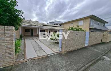 Imagem: A casa possui 2 Dormitórios, 2 Banheiros, 1 Vaga na garagem