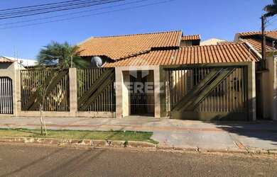 Imagem: A casa possui 4 Dormitórios, 3 Banheiros, 5 Vagas na garagem