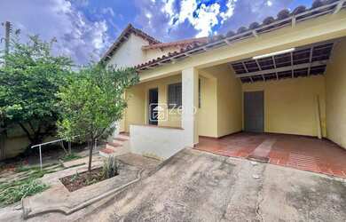 Imagem: A casa possui 3 Dormitórios, 1 Banheiro, 1 Vaga na garagem