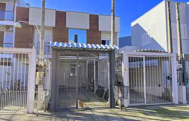 Imagem: A casa possui 2 Dormitórios, 2 Banheiros, 1 Vaga na garagem