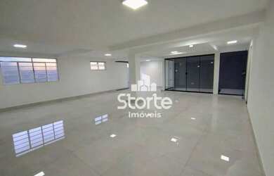 Imagem: O depósito possui 4 Vagas na garagem, 277m² de Área e está