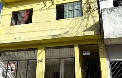 Imagem: A casa possui 3 Dormitórios, 1 Banheiro, 2 Vagas na garagem