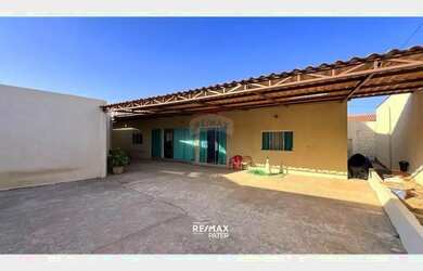 Imagem: A casa possui 4 Dormitórios, 4 Banheiros, 220m² de Área e