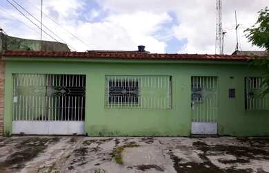 Imagem: A casa possui 4 Dormitórios, 4 Banheiros, 2 Vagas na garagem