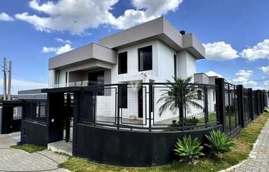 Imagem: A casa possui 3 Dormitórios, 4 Banheiros, 3 Vagas na garagem