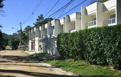 Imagem: A casa em condomínio possui 3 Dormitórios, 1 Banheiro, 2 Vagas