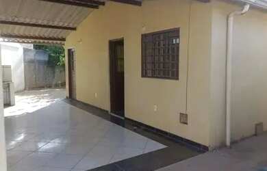 Imagem: A casa possui 3 Dormitórios, 2 Banheiros, 1 Vaga na garagem