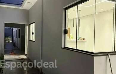 Imagem: A casa possui 3 Dormitórios, 3 Banheiros, 2 Vagas na garagem