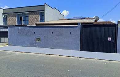 Imagem: A casa possui 3 Dormitórios, 1 Banheiro, 3 Vagas na garagem