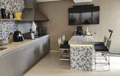 Imagem: A casa possui 3 Dormitórios, 3 Banheiros, 2 Vagas na garagem