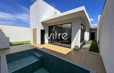 Imagem: A casa possui 3 Dormitórios, 2 Banheiros, 2 Vagas na garagem