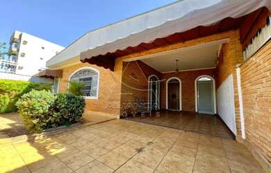 Imagem: A casa possui 3 Dormitórios, 3 Banheiros, 4 Vagas na garagem