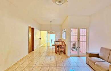 Imagem: A casa possui 3 Dormitórios, 3 Banheiros, 2 Vagas na garagem