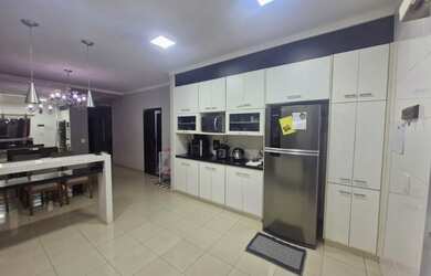 Imagem: A casa possui 4 Dormitórios, 4 Banheiros, 4 Vagas na garagem