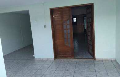 Imagem: A casa possui 3 Dormitórios, 1 Banheiro, 2 Vagas na garagem