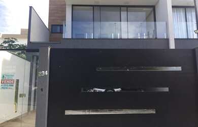 Imagem: A casa possui 4 Dormitórios, 4 Banheiros, 2 Vagas na garagem