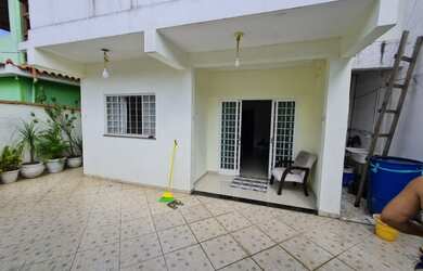 Imagem: A casa possui 2 Dormitórios, 3 Banheiros, 1 Vaga na garagem