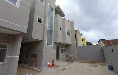 Imagem: A casa possui 3 Dormitórios, 4 Banheiros, 3 Vagas na garagem