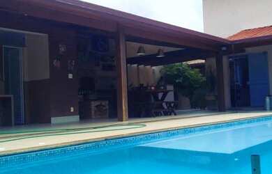 Imagem: A casa possui 3 Dormitórios, 4 Banheiros, 3 Vagas na garagem