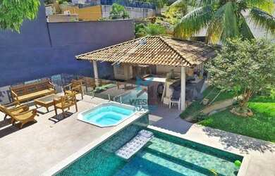 Imagem: A casa possui 4 Dormitórios, 5 Banheiros, 4 Vagas na garagem