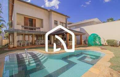 Imagem: A casa possui 4 Dormitórios, 5 Banheiros, 4 Vagas na garagem