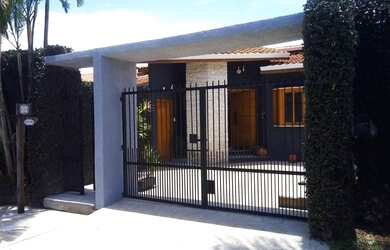 Imagem: A casa possui 3 Dormitórios, 2 Banheiros, 2 Vagas na garagem