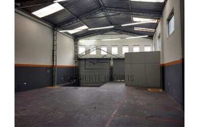 Imagem: O depósito possui 4 Vagas na garagem, 300m² de Área e está