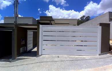 Imagem: A casa possui 3 Dormitórios, 1 Banheiro, 2 Vagas na garagem