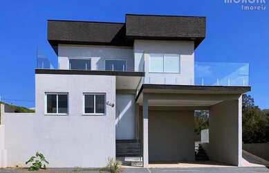 Imagem: A casa possui 3 Dormitórios, 3 Banheiros, 270m² de Área e