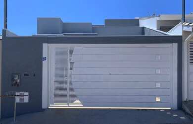 Imagem: A casa possui 3 Dormitórios, 1 Banheiro, 2 Vagas na garagem