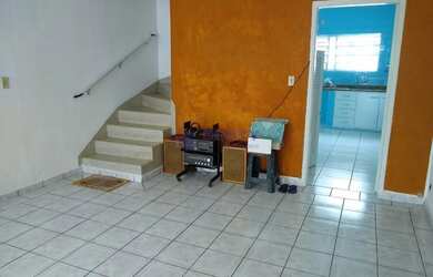 Imagem: A casa possui 2 Dormitórios, 1 Banheiro, 2 Vagas na garagem