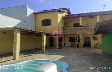 Imagem: A casa possui 3 Dormitórios, 3 Banheiros, 4 Vagas na garagem