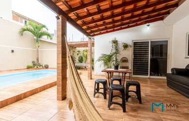 Imagem: A casa possui 4 Dormitórios, 1 Banheiro, 2 Vagas na garagem