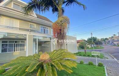 Imagem: A casa possui 3 Dormitórios, 3 Banheiros, 3 Vagas na garagem