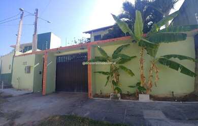 Imagem: A casa possui 4 Dormitórios, 2 Banheiros, 3 Vagas na garagem