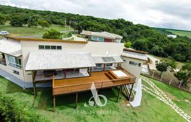 Imagem: A casa possui 5 Dormitórios, 5 Banheiros, 4 Vagas na garagem