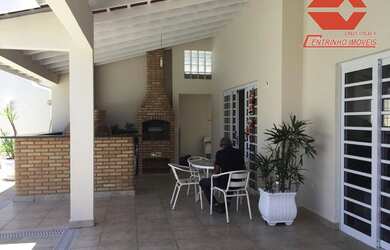 Imagem: A casa possui 3 Dormitórios, 3 Banheiros, 4 Vagas na garagem