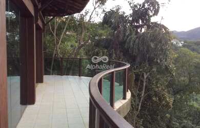 Imagem: A casa possui 4 Dormitórios, 3 Banheiros, 4 Vagas na garagem