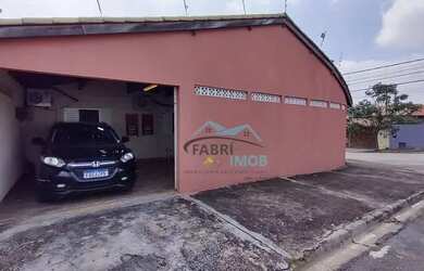 Imagem: A casa possui 2 Dormitórios, 1 Banheiro, 2 Vagas na garagem