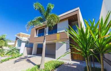 Imagem: A casa em condomínio possui 4 Dormitórios, 5 Banheiros, 4