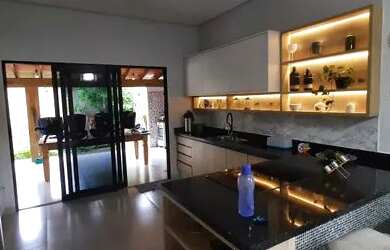 Imagem: A casa em condomínio possui 3 Dormitórios, 3 Banheiros, 2