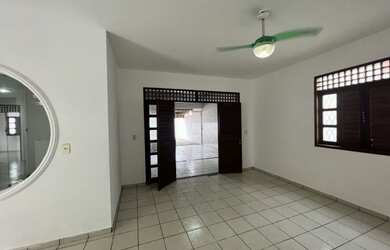 Imagem: A casa possui 3 Dormitórios, 3 Banheiros, 4 Vagas na garagem