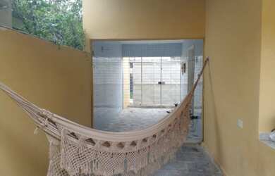 Imagem: A casa possui 3 Dormitórios, 2 Banheiros, 2 Vagas na garagem