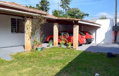 Imagem: A casa possui 3 Dormitórios, 2 Banheiros, 4 Vagas na garagem