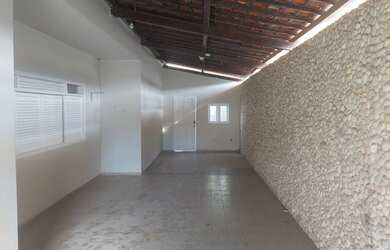 Imagem: A casa possui 3 Dormitórios, 3 Banheiros, 2 Vagas na garagem