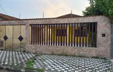 Imagem: A casa possui 2 Dormitórios, 2 Vagas na garagem e está localizado