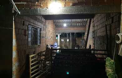 Imagem: A casa possui 2 Dormitórios, 2 Banheiros, 3 Vagas na garagem