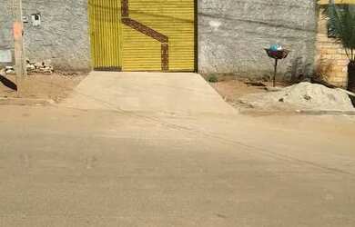 Imagem: A casa possui 2 Dormitórios, 1 Banheiro, 2 Vagas na garagem