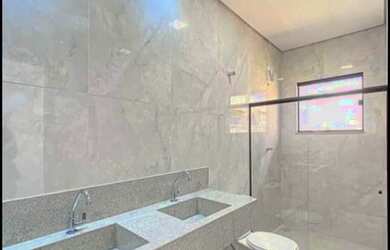 Imagem: A casa possui 3 Dormitórios, 4 Banheiros, 3 Vagas na garagem