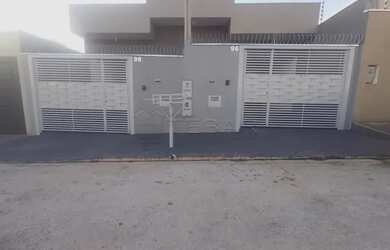 Imagem: A casa possui 2 Dormitórios, 1 Banheiro, 1 Vaga na garagem